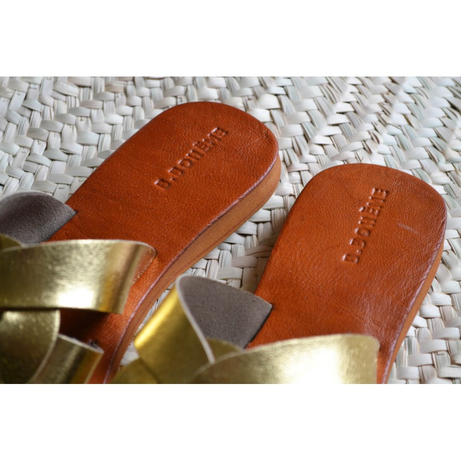 Sandale / mule en cuir doré