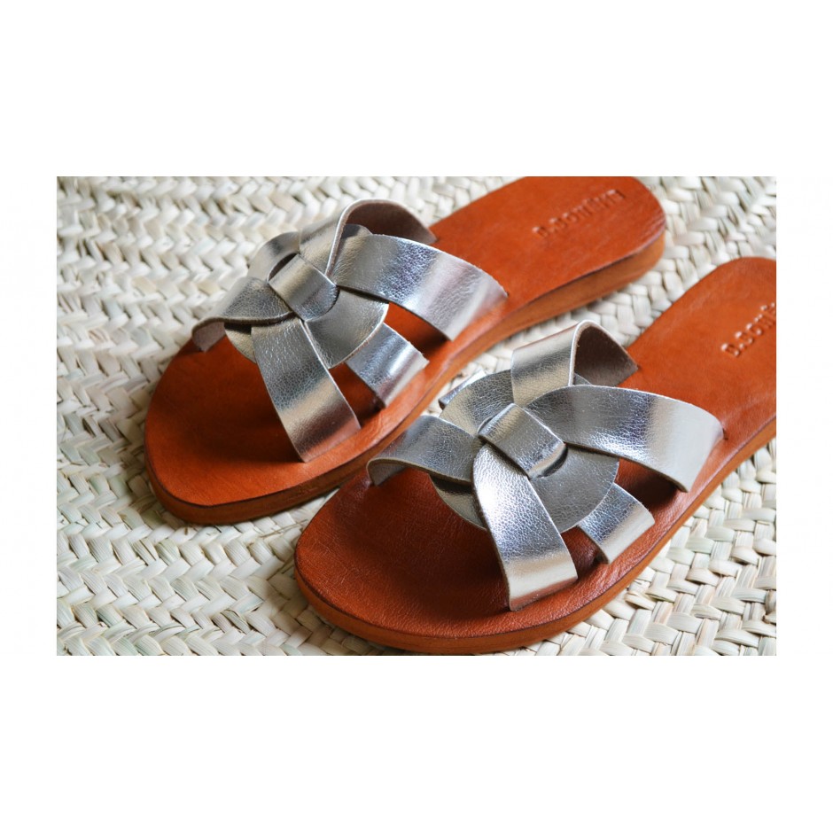 Sandale / mule fleur en cuir argenté