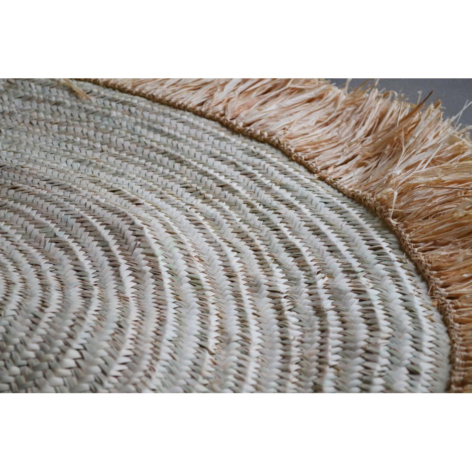 Chapeau en paille et en palmier avec des décorations traditionnelles
