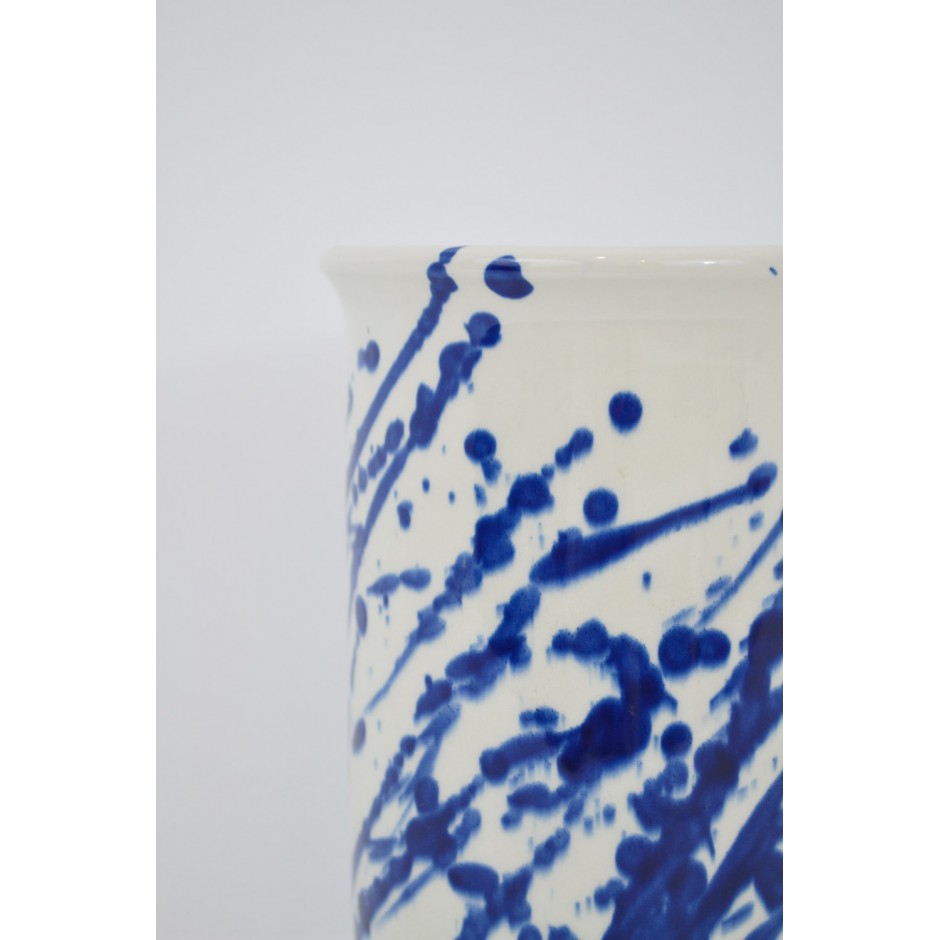 Vase blanc émaillée moucheté bleu marine